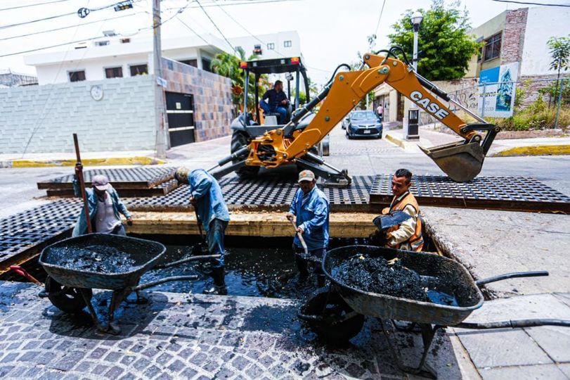 *Obras Públicas trabaja en desazolve de colector Roosevelt.* *Obras Públicas trabaja en desazolve de colector Roosevelt.*
