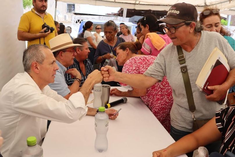 *Alcalde Gerardo Vargas hace compromisos con vecinos de Los Cocos.*