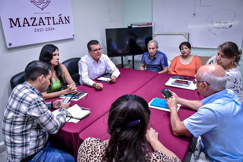 *Edgar González atiende solicitudes de vecinos de Flamingos.*
