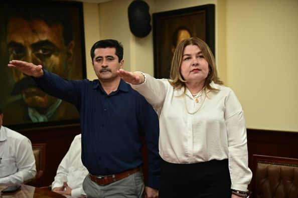 El Rector Jesús Madueña Molina toma protesta a dos nuevos funcionarios de la Adm