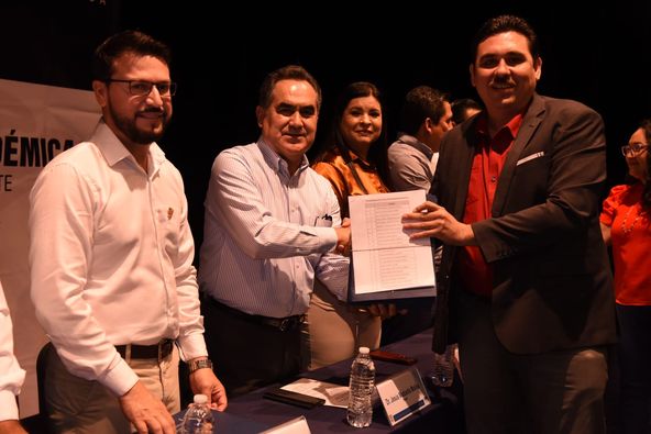 En concordancia con el Nuevo Modelo Educativo, entrega el Rector 262 titularidad En concordancia con el Nuevo Modelo Educativo, entrega el Rector 262 titularidad