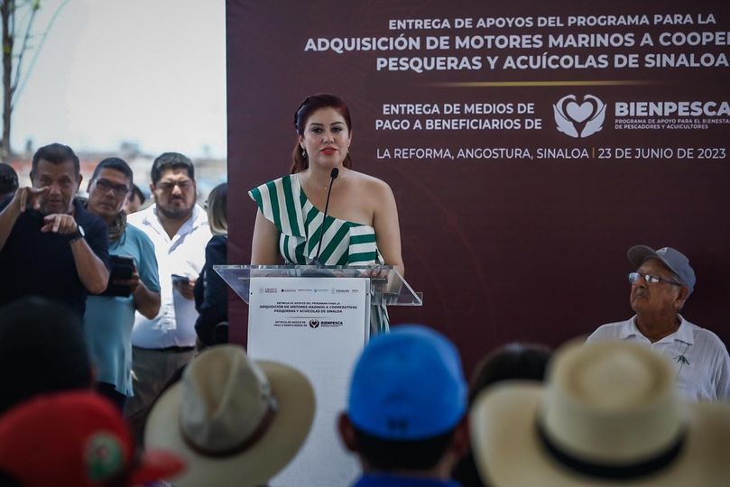 Entrega Rocha motores marinos y tarjetas del Bienpesca a pescadores