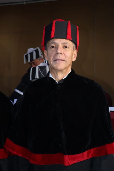 *Recibe Gerardo Vargas Landeros, Doctor Honoris Causa del Claustro Fiat Lux.*