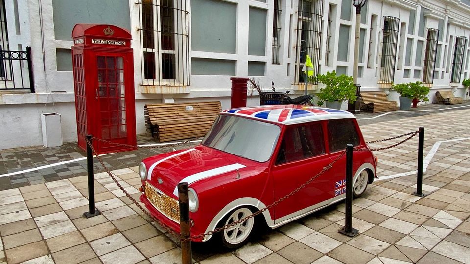 *El emblemático vehículo del Callejón Liverpool quedó completo de nuevo.*