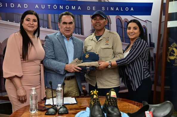 En la entrega de uniformes, el Rector reconoce la labor del personal administrat