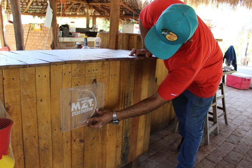 *Entrega SEDECTUR distintivo Anfitrión MZT a empresas de la Isla de la Piedra.*