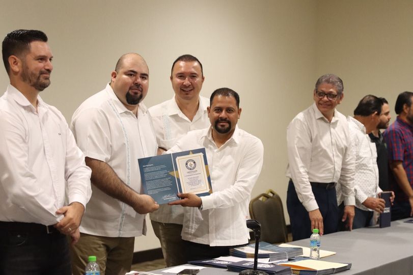 Entregan certificados de Record Guinness a los participantes del “Coctelazo Maza
