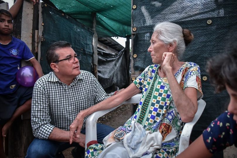 *Familias de la Invasión Canaco son escuchadas por Edgar González.*