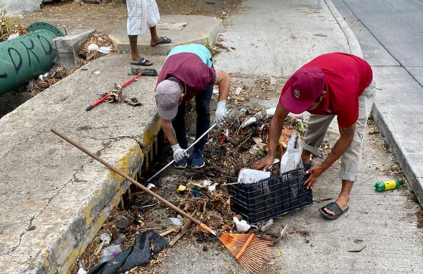 *Limpia Aseo Urbano rejillas pluviales en toda la ciudad.*