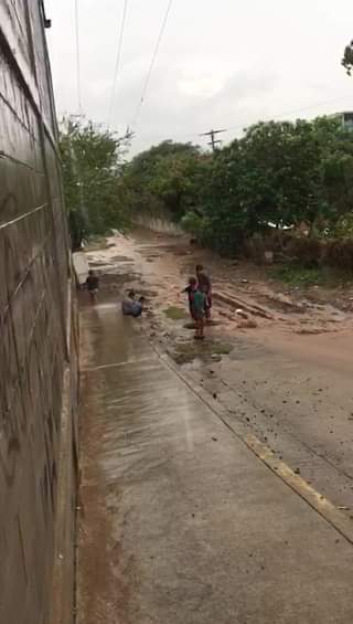 MIENTRAS EL ARROYO CRECE EN LA AMPLIACIÓN FLORES MAGÓN, EN MAZATLÁN, LOS NIÑOS A