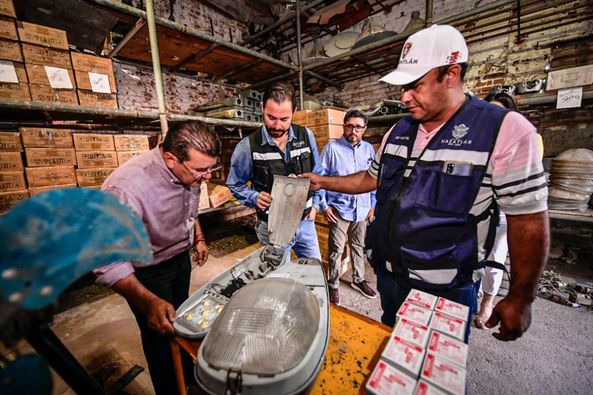 Para continuar iluminando colonias y comunidades! Más de 10 mil lámparas led lic