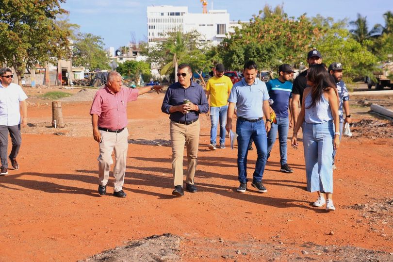 *Recorre Edgar González las instalaciones del nuevo vivero municipal.*