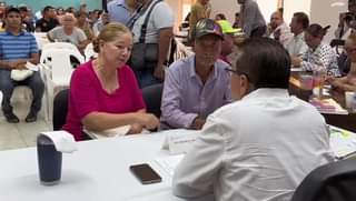 Audiencia escuchando a la gente