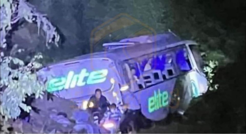 EN NAYARIT UN AUTOBÚS CAE A UN BARRANCO DÓNDE SE REPORTA QUE HAY MAS DE 20 PERSO EN NAYARIT UN AUTOBÚS CAE A UN BARRANCO DÓNDE SE REPORTA QUE HAY MAS DE 20 PERSO