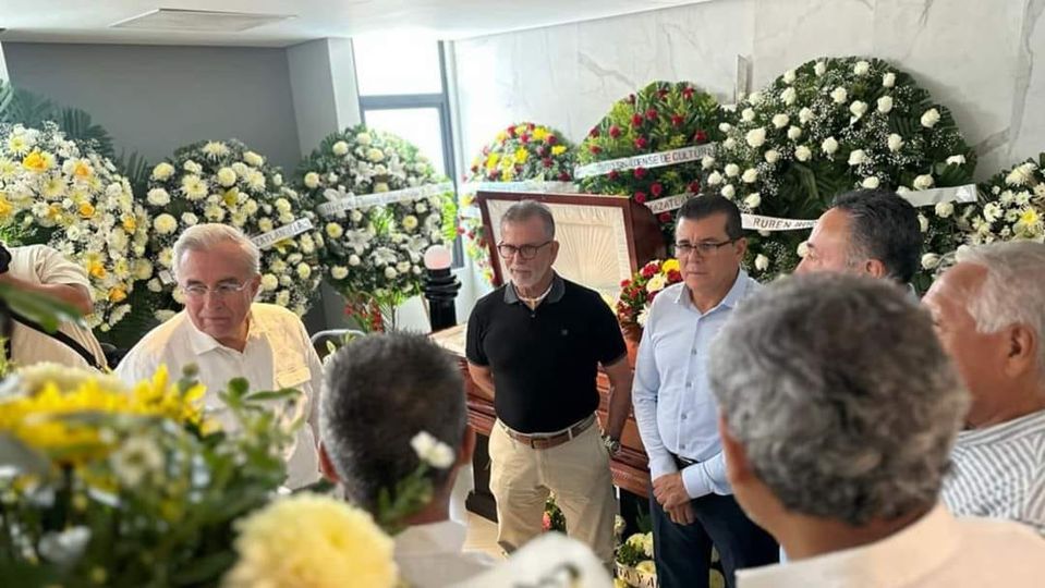 El gobernador Rubén Rocha Moya acudió a presentar sus condolencias a familiares El gobernador Rubén Rocha Moya acudió a presentar sus condolencias a familiares