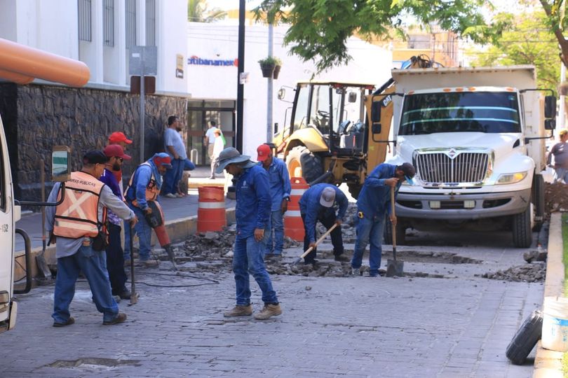 *Obras públicas realiza labores de mejoras en la calle Benito Juárez del centro *Obras públicas realiza labores de mejoras en la calle Benito Juárez del centro