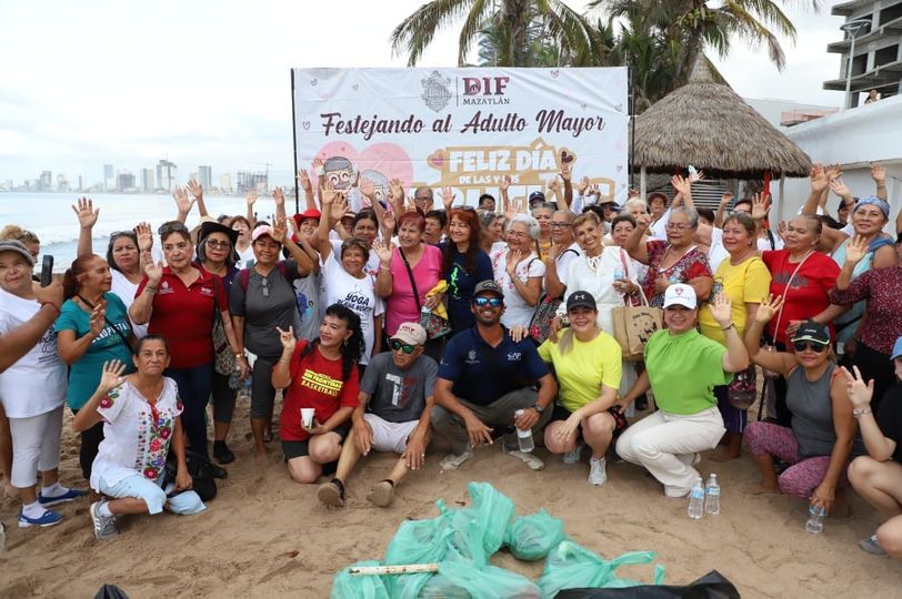 *Participan personas adultas mayores en limpieza de playa con motivo del Día de