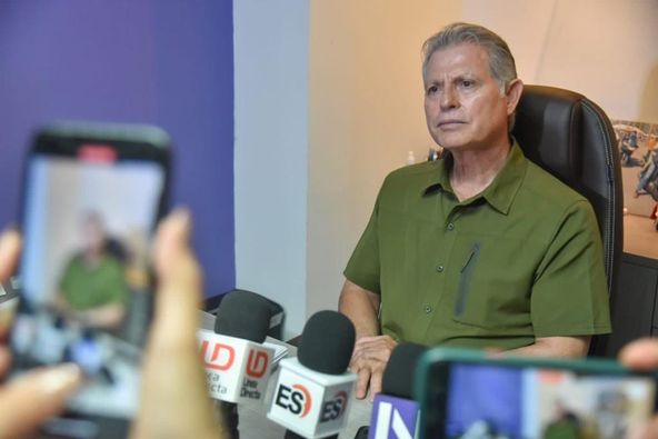 Secretario Genaro García se reúne con integrantes de la Intercamaral Los Mochis.