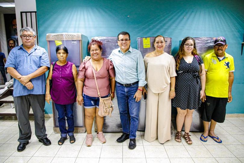 *¡Se cumplió¡ Gobierno de Mazatlán entrega cuatro refrigeradores  a vecinos del