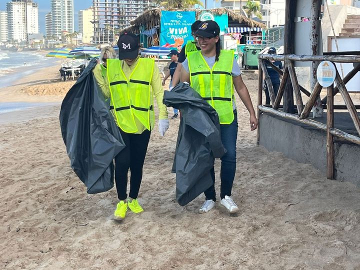 *300 voluntarios se unen para limpiar la playa.* *300 voluntarios se unen para limpiar la playa.*