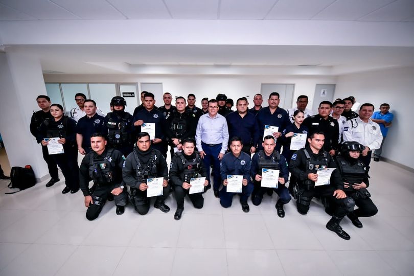 *Alcalde Edgar González entrega grados de Policía Tercero Operativo a 30 element *Alcalde Edgar González entrega grados de Policía Tercero Operativo a 30 element