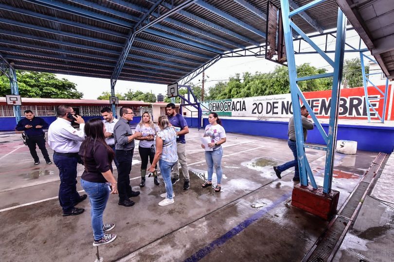 *Alcalde visita a familias afectadas por inundaciones.* *Alcalde visita a familias afectadas por inundaciones.*