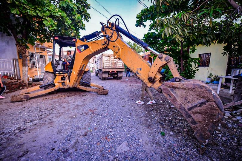 *El Alcalde Edgar González dio arranque a obra de pavimentación en la colonia Li *El Alcalde Edgar González dio arranque a obra de pavimentación en la colonia Li