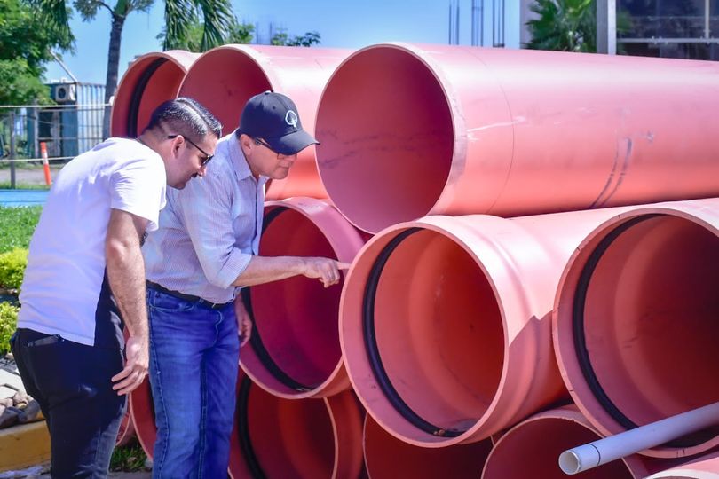 *Supervisa Alcalde reposición de tubería de colector Cerritos.* *Supervisa Alcalde reposición de tubería de colector Cerritos.*