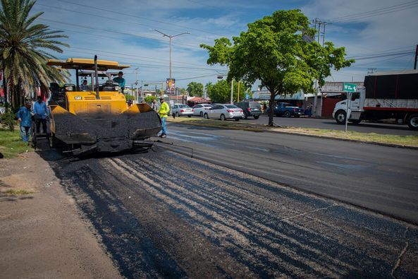 *Ayuntamiento de Culiacán revitaliza vialidades en la ciudad con labores de reen