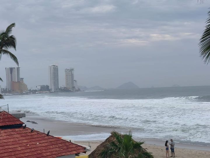 Cierran playas de Mazatlán por alto oleaje