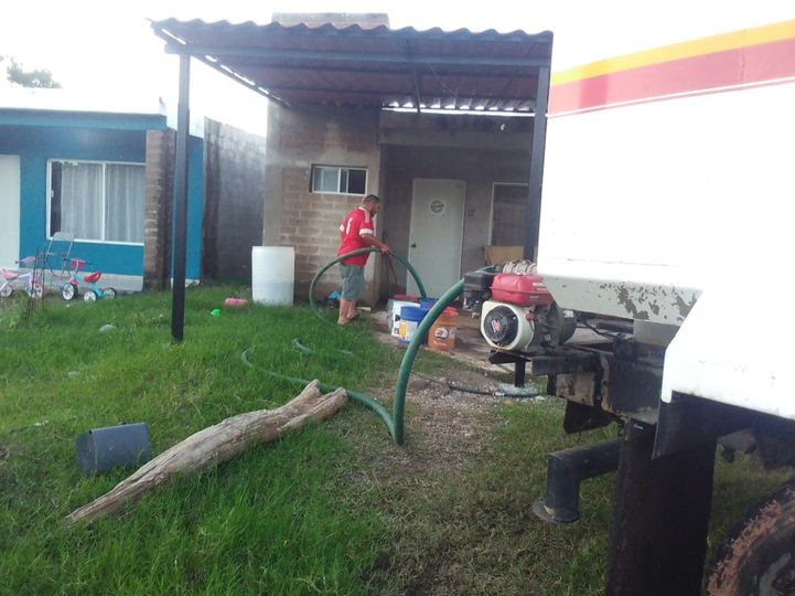 LLEGA EL AGUA EN PIPAS AL AGUAJE DE COSTILLA LLEGA EL AGUA EN PIPAS AL AGUAJE DE COSTILLA