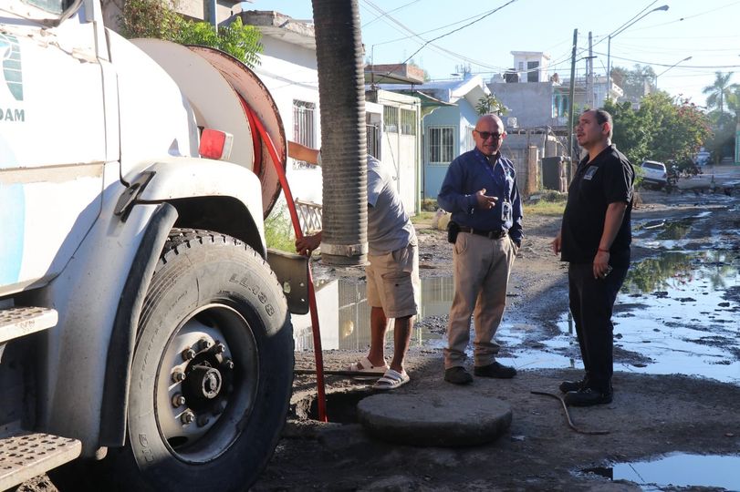 *Desazolva JUMAPAM red de drenaje en el Hogar del Pescador*