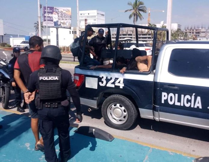 Elementos de la Policía Acuática retira a personas en condición de calle que cau