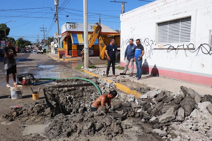 *Empresa que introduce el gasoducto rompe tubo y deja sin agua a 8 colonias* *Empresa que introduce el gasoducto rompe tubo y deja sin agua a 8 colonias*