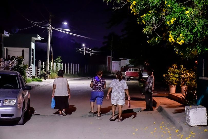 *Habitantes de Quinta Chapalita disfrutan de nuevo alumbrado LED.* *Habitantes de Quinta Chapalita disfrutan de nuevo alumbrado LED.*
