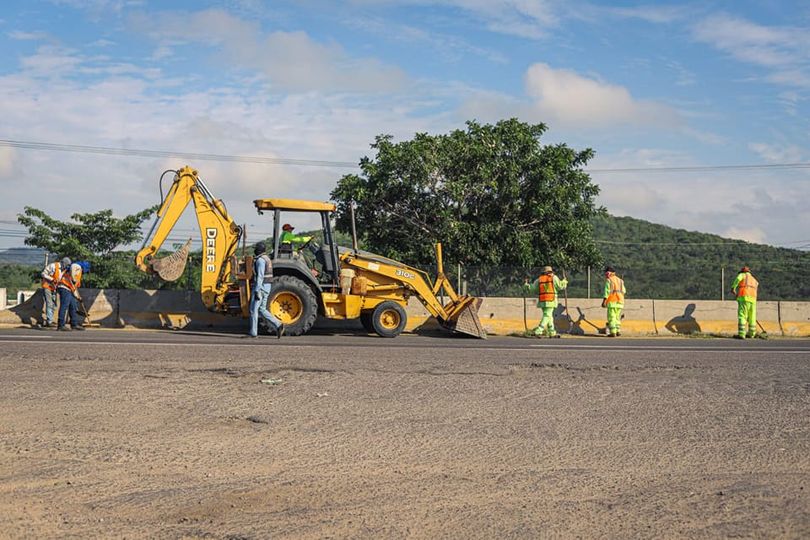 *Limpia Servicios Públicos acceso sur de Mazatlán  con personal y maquinaria.*