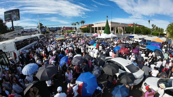 Más de 20 mil universitarios se mantuvieron firmes en protesta fuera del Congres Más de 20 mil universitarios se mantuvieron firmes en protesta fuera del Congres