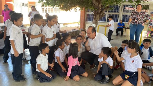 Memo Romero entrega equipo de computo a la primaria Juan Carrasco Memo Romero entrega equipo de computo a la primaria Juan Carrasco