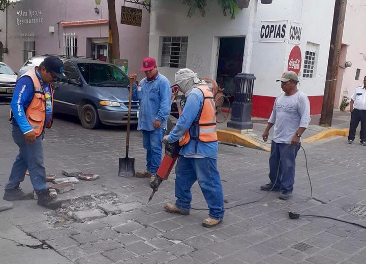 *Repara Obras Públicas tramos con severos daños en la piedra pórfido en el centr
