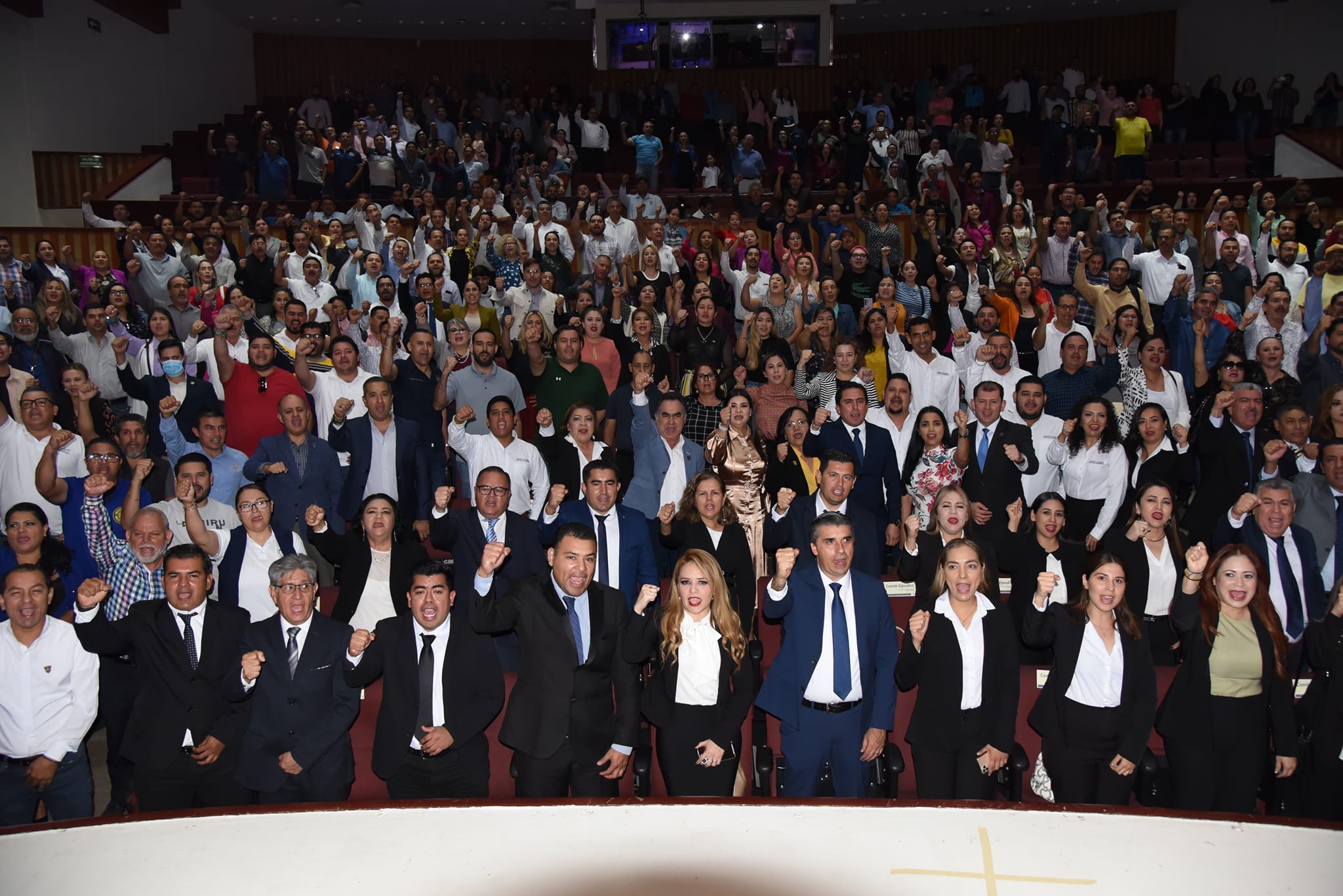 Con la premisa de seguir defendiendo la autonomía universitaria, rinde protesta Con la premisa de seguir defendiendo la autonomía universitaria, rinde protesta