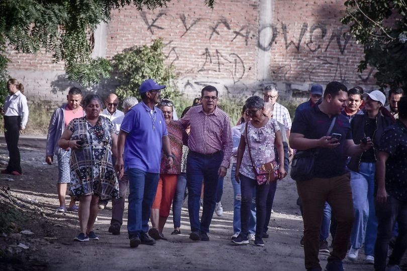 *Edgar González da respuestas inmediatas a vecinos de la colonia Felicidad.* *Edgar González da respuestas inmediatas a vecinos de la colonia Felicidad.*