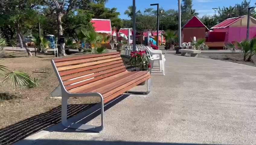 Instalación de bancas en el Parque Central.