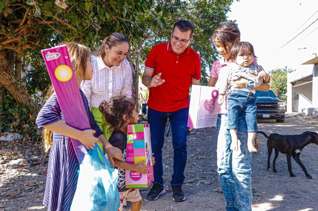 *Llevan Gobierno Municipal y Sistema DIF Mazatlán cenas navideñas a 30 familias *Llevan Gobierno Municipal y Sistema DIF Mazatlán cenas navideñas a 30 familias