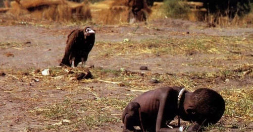 Tomada en 1993 por el joven fotógrafo Kevin Carter, muestra la dureza del hambre Tomada en 1993 por el joven fotógrafo Kevin Carter, muestra la dureza del hambre