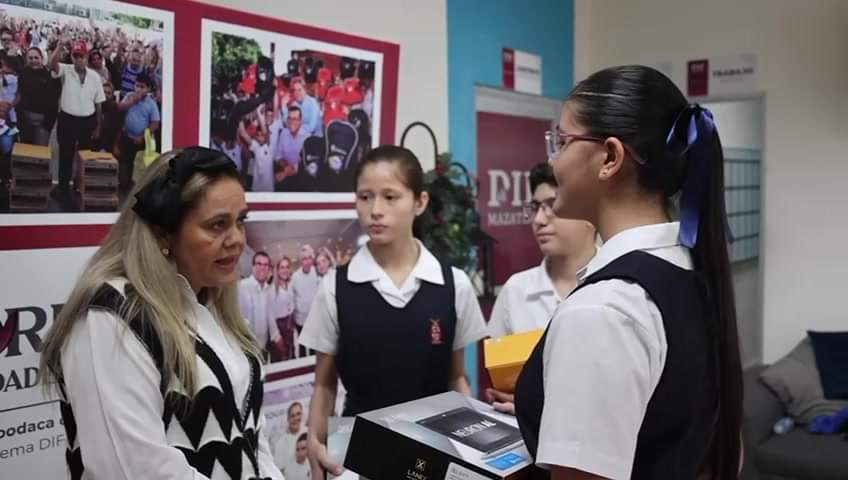 *Entrega Sistema DIF tres laptops a estudiantes de la secundaria Alberto J. Morí *Entrega Sistema DIF tres laptops a estudiantes de la secundaria Alberto J. Morí
