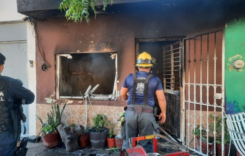 Familia pierde todos sus bienes al incendiarse su vivienda en la colonia Jorge A Familia pierde todos sus bienes al incendiarse su vivienda en la colonia Jorge A