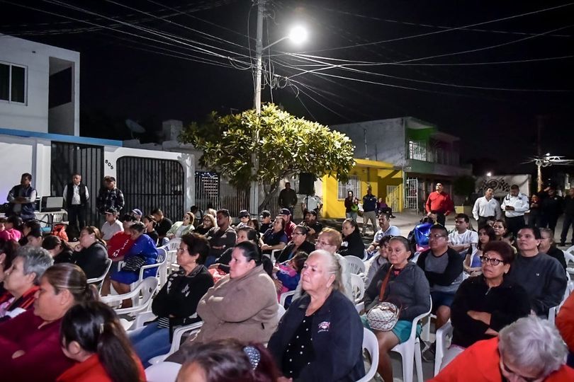 *La colonia Benito Juárez renueva el alumbrado público en la primera de cuatro s *La colonia Benito Juárez renueva el alumbrado público en la primera de cuatro s