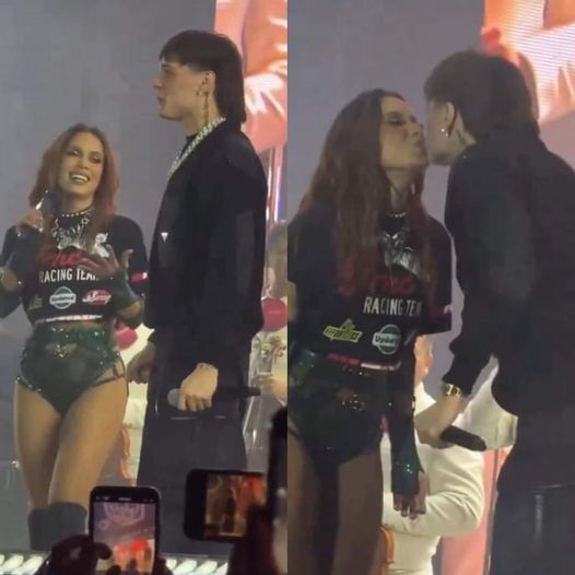 Anitta y Peso Pluma besándose durante el show de la artista brasileña.