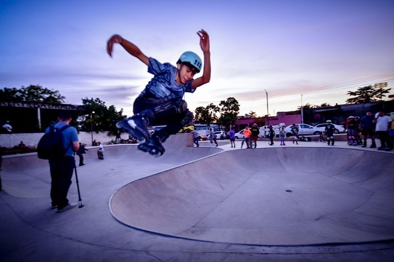 *Corta Edgar González listón del nuevo skatepark de la colonia Flores Magón.* *Corta Edgar González listón del nuevo skatepark de la colonia Flores Magón.*