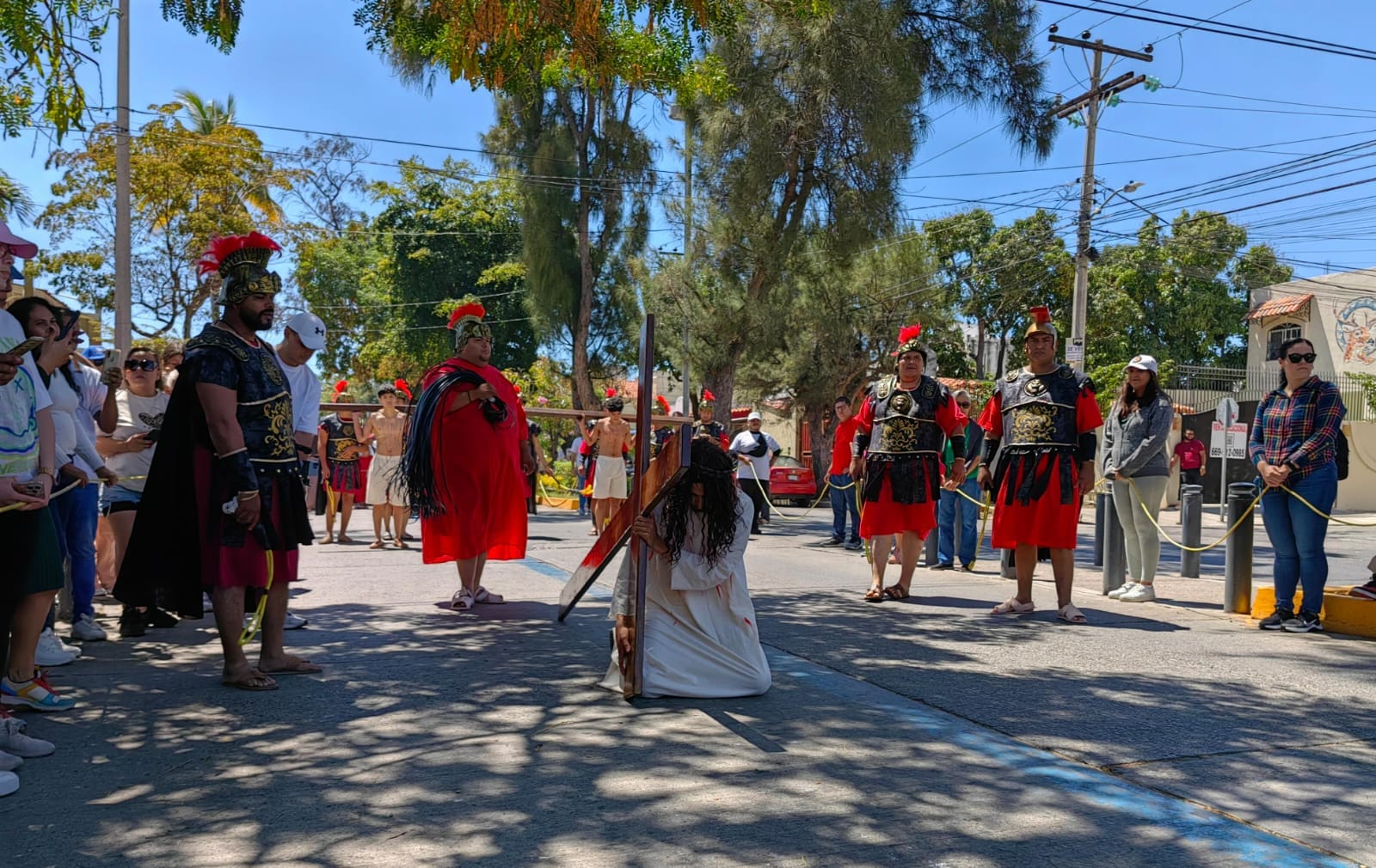 Feligreses reafirman su fe con el Viacrucis en Mazatlán